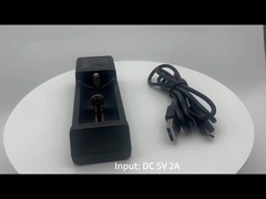 Aufladbare 18650-Litium-Ionen-Batteriezelle mit einem Slot-Ladegerät