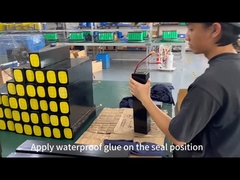 Tragen Sie wasserfesten Kleber auf die Dichtungsstelle des Lithium-Batteriepacks auf.